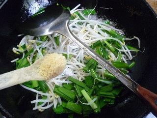 韭菜炒绿豆芽的做法步骤8
