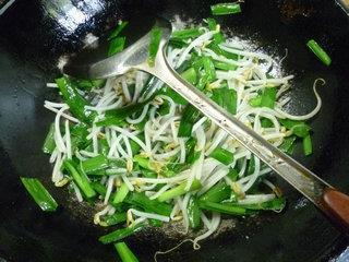 韭菜炒绿豆芽的做法图解9