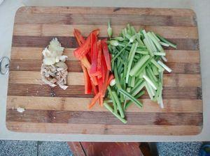韭菜苔炒猪皮的做法步骤3