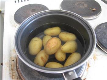 葱香孜然小土豆的做法步骤2