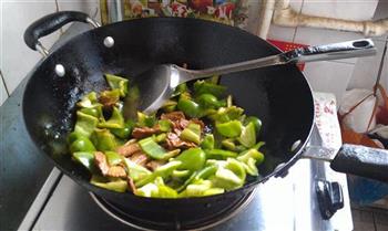 青椒炒肉片的做法步骤5