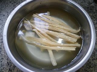 风干肉腐竹炒蚕豆的做法步骤2