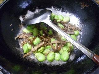 笋干菜炒蚕豆的做法图解8