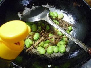 笋干菜炒蚕豆的做法图解9