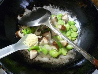 香菇炒蚕豆的做法步骤11