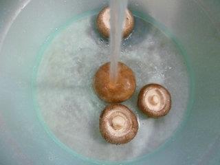 香菇炒蚕豆的做法步骤4