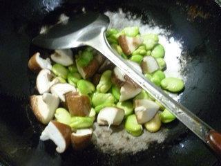 香菇炒蚕豆的做法步骤7