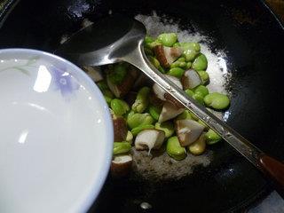 香菇炒蚕豆的做法步骤8