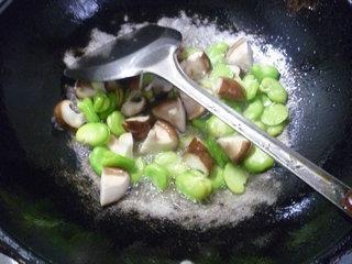 香菇炒蚕豆的做法步骤9