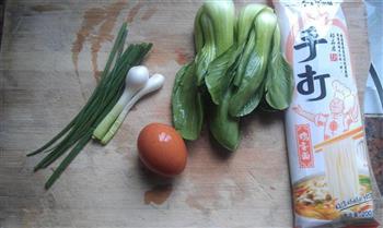 葱油鸡蛋青菜面的做法步骤1
