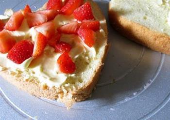 奶油霜草莓蛋糕的做法步骤12