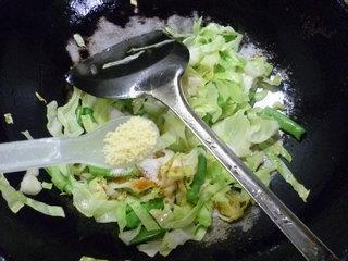 梅豆炒牛心菜的做法步骤10