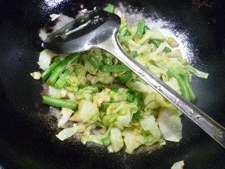 梅豆炒牛心菜的做法步骤11
