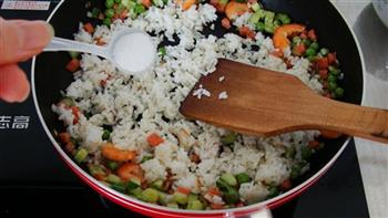 鲜虾火腿豌豆蛋炒饭的做法步骤10