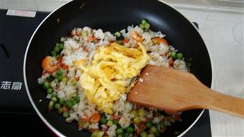鲜虾火腿豌豆蛋炒饭的做法步骤12