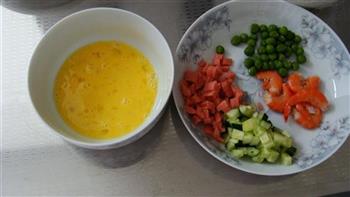 鲜虾火腿豌豆蛋炒饭的做法步骤2