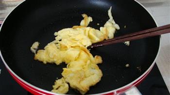 鲜虾火腿豌豆蛋炒饭的做法步骤5