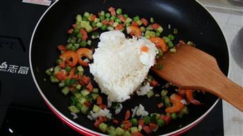 鲜虾火腿豌豆蛋炒饭的做法步骤8
