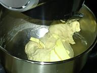 鲜奶葡萄干花环面包的做法图解3