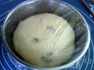 鲜奶葡萄干花环面包的做法步骤7