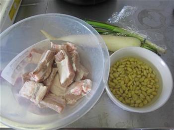 黄豆萝卜排骨汤的做法步骤1