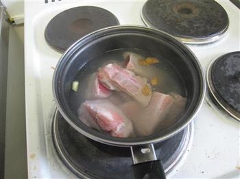 黄豆萝卜排骨汤的做法步骤2