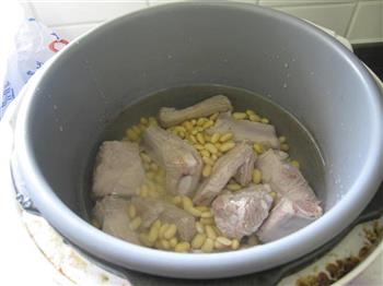 黄豆萝卜排骨汤的做法步骤4