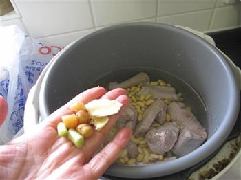 黄豆萝卜排骨汤的做法步骤5