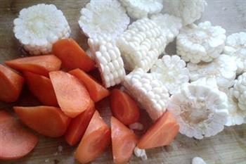 胡萝卜玉米排骨汤的做法步骤1
