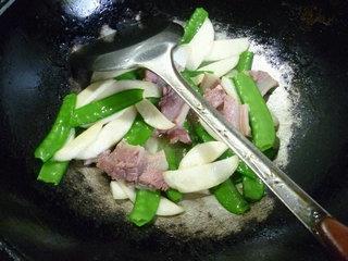 茭白风干肉炒荷兰豆的做法步骤17