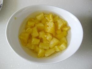 五彩菠萝炒饭的做法步骤7