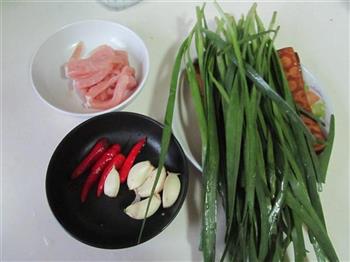 韭菜香干炒肉丝的做法步骤1