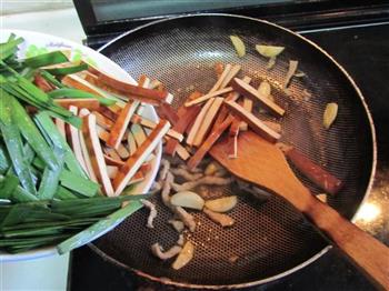 韭菜香干炒肉丝的做法步骤5
