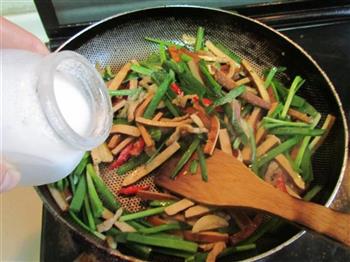 韭菜香干炒肉丝的做法步骤8