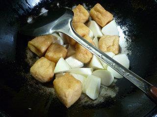 油豆腐烧茭白的做法图解5