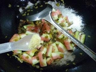 雪菜炒西瓜皮的做法步骤10