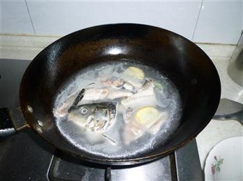 豌豆鱼丁和鱼骨汤的做法步骤15