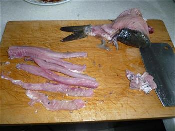 豌豆鱼丁和鱼骨汤的做法图解2