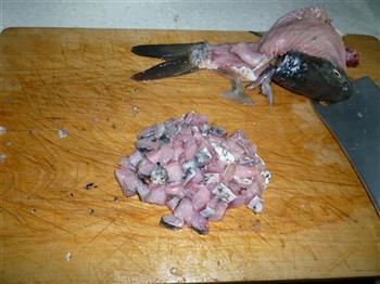 豌豆鱼丁和鱼骨汤的做法步骤3