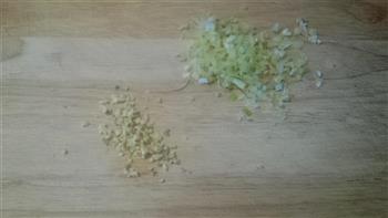 油菜木耳丸子汤的做法步骤2