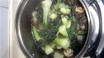 油菜木耳丸子汤的做法步骤6