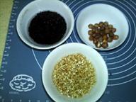 莲子麦仁黑米粥的做法步骤2