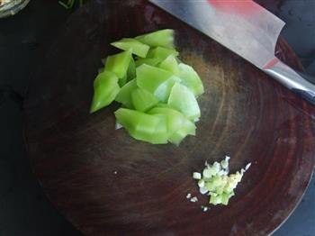 莴笋海鲜汤的做法步骤2