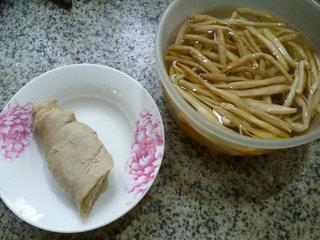 黄花菜面筋炒蚕豆的做法步骤2