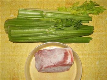芹菜炒肉的做法步骤1