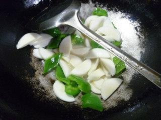 灯椒茭白炒淡菜的做法步骤11