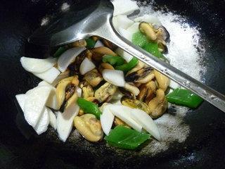 灯椒茭白炒淡菜的做法步骤12