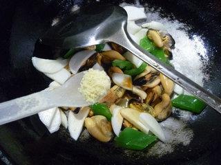 灯椒茭白炒淡菜的做法步骤15