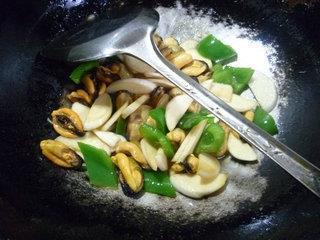 灯椒茭白炒淡菜的做法步骤16