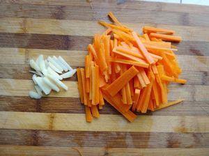 菌脚干煸胡萝卜的做法步骤2